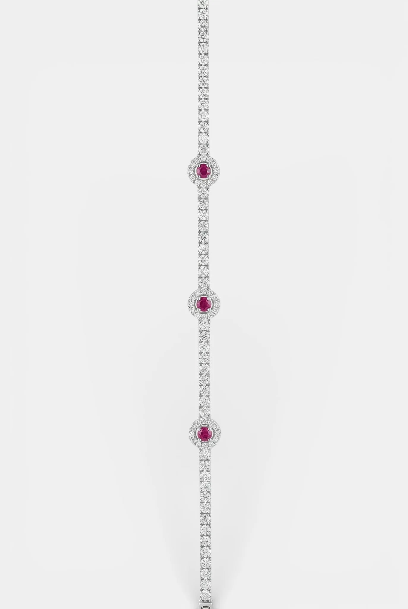 Сребърна гривна – Рубинена елегантност