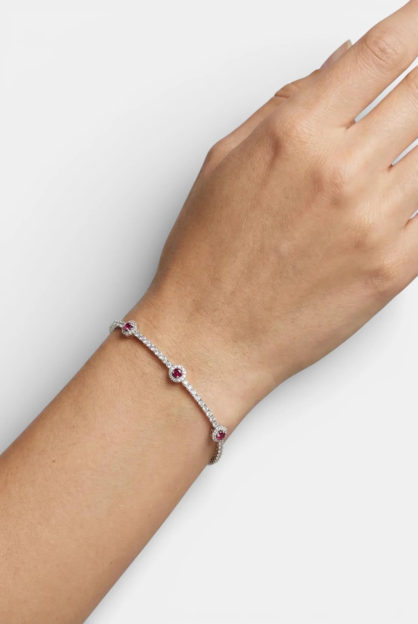 Сребърна гривна – Рубинена елегантност